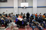 Местные жители ждут эвакуации в убежище в спортзале школы. Корпус Кристи, штат Техас, 25 августа 2017