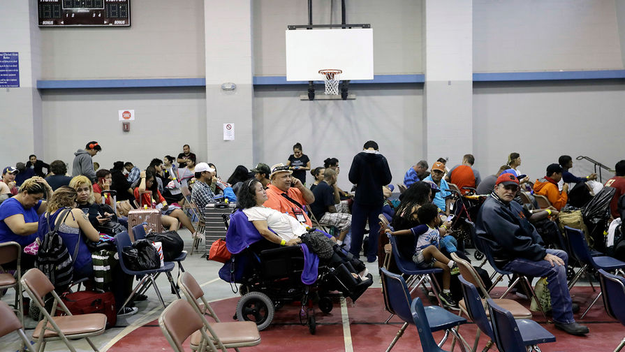 Местные жители ждут эвакуации в&nbsp;убежище в&nbsp;спортзале школы. Корпус Кристи, штат Техас, 25&nbsp;августа 2017