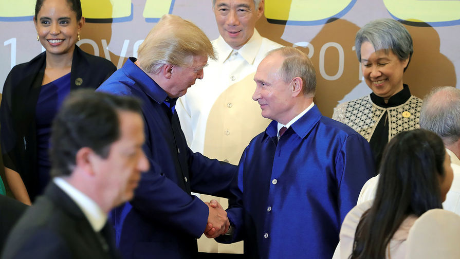 Президент США Дональд Трамп и президент России Владимир Путин пожимают руки во время встречи на саммите АТЭС во Вьетнаме, 10 ноября 2017 года