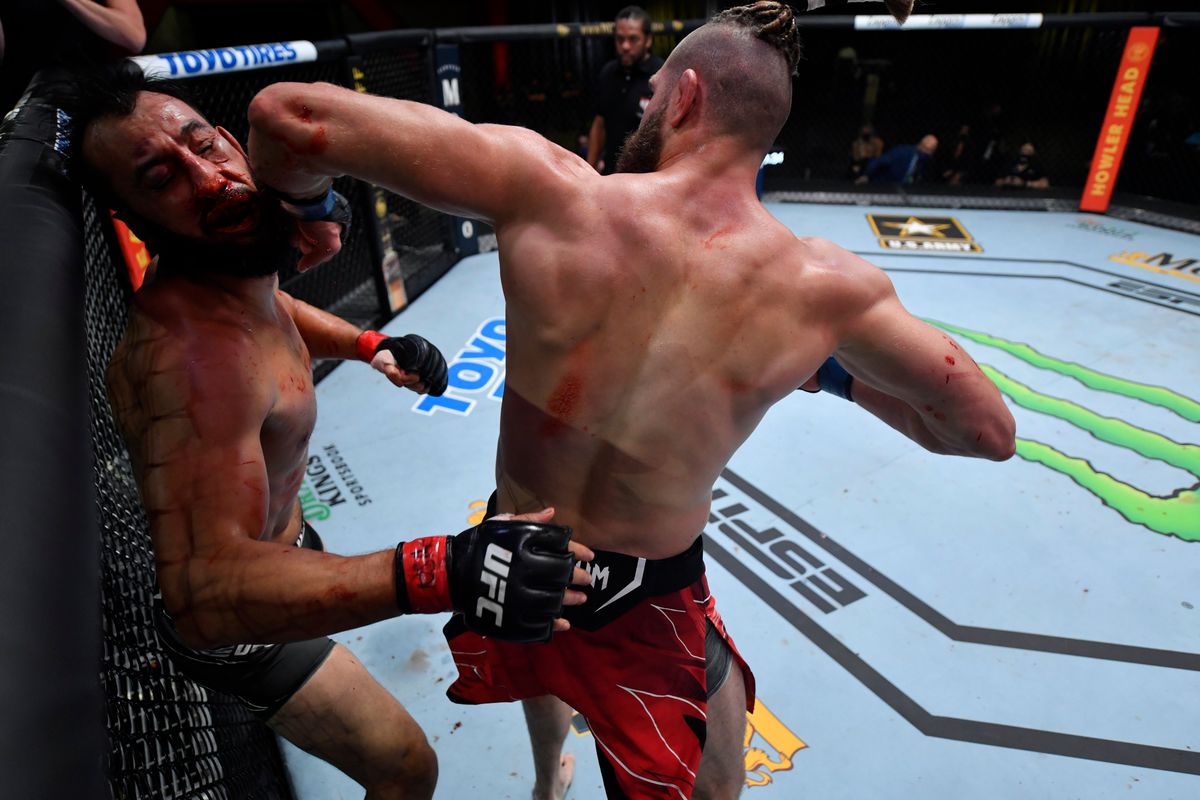 Иржи Прохазка нокаутирует Доминика Рейеса на турнире UFC