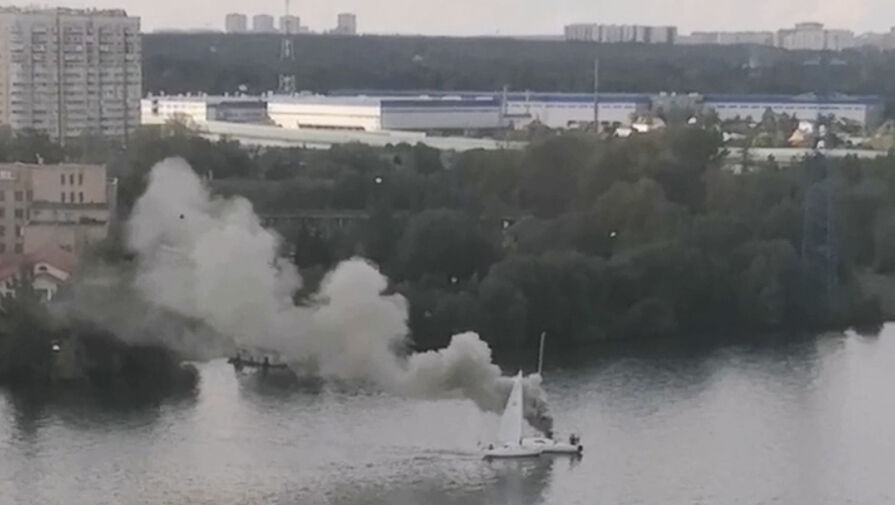 Очевидец назвал причину пожара на яхте с молодоженами в Долгопрудном