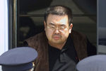 Предположительно Ким Чон Нам в аэропорту Нарита во время депортации из Японии, май 2001 года