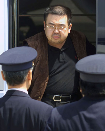 Предположительно Ким Чон Нам в&nbsp;аэропорту Нарита во время депортации из&nbsp;Японии, май 2001 года