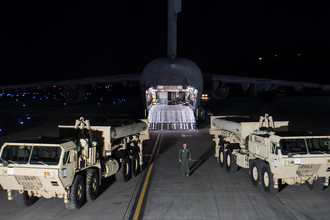 Комплексы THAAD после прибытия на авиабазу Осан в южнокорейском Пхёнтхэке, 6 марта 2017 года