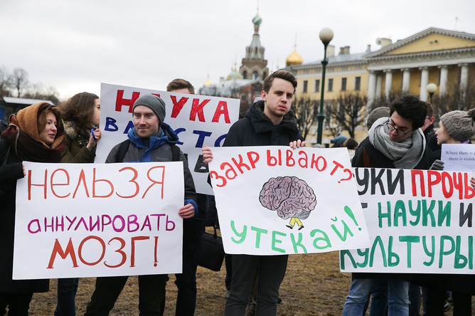 Участники градозащитного митинга на Марсовом поле против передачи Исаакиевского собора Русской православной церкви, застройки территории Пулковской обсерватории, а также против объединения российских Государственной и Национальной библиотек, 18 марта 2017 года