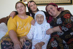 Пенсионерка Коку Истамбулова с родственниками у себя дома в селе Братское Надтеречного района Чечни, 13 мая 2018 года