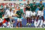 Игрок сборной Германии Тони Кроос бьет штрафной во время матча группового этапа между сборными Германии и Мексики на стадионе Лужники в Москве, 17 июня 2018 года