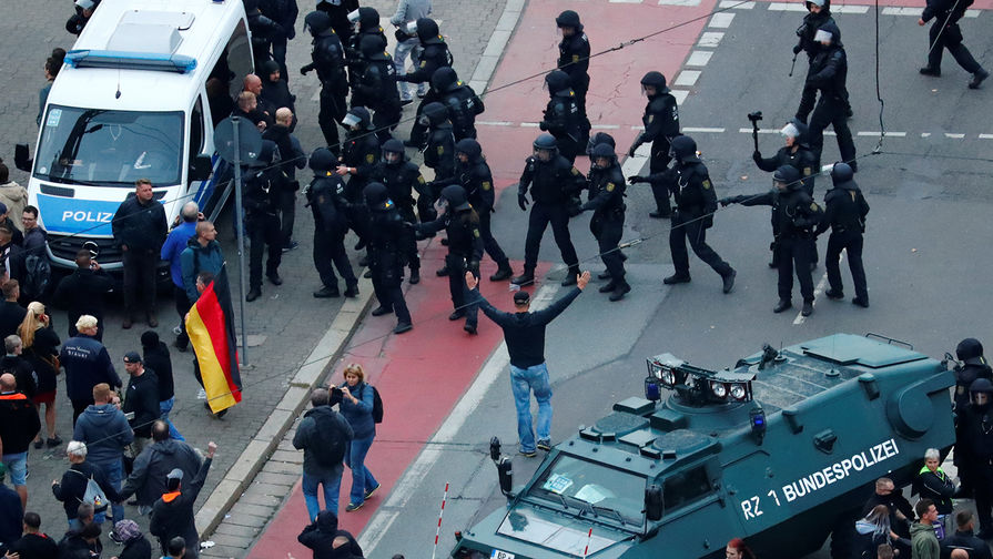 Полиция во время блокирования митинга правых сил в немецком Хемнице, 1 сентября 2018 года