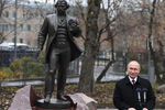 Президент России Владимир Путин во время церемонии открытия памятнику писателю Ивану Тургеневу на Остоженке в Москве, 10 ноября 2018 года