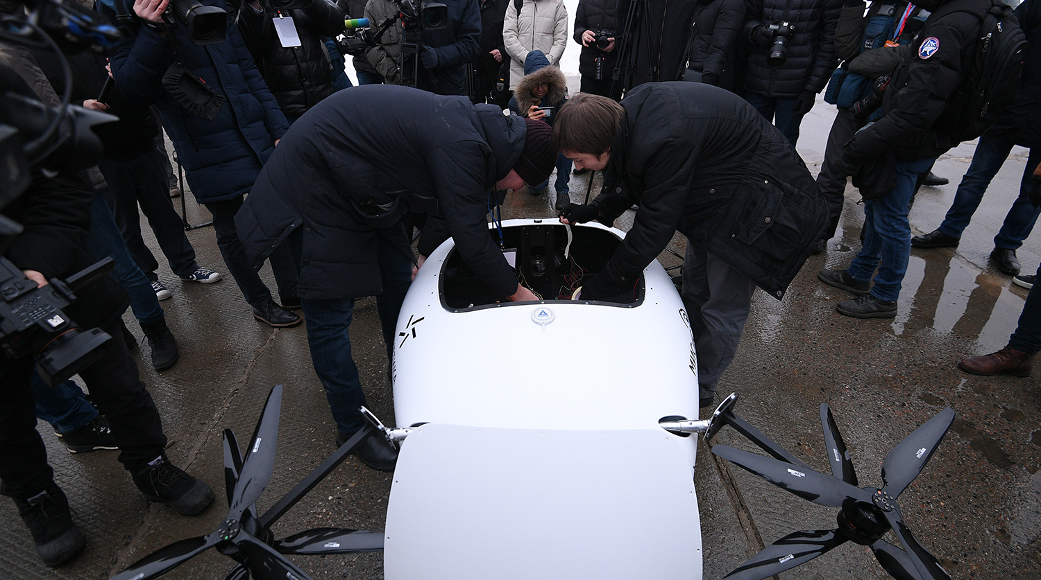 Подготовка к тестовому полету прототипа электролета в рамках презентации лаборатории городских полетов, 7 декабря 2018 года