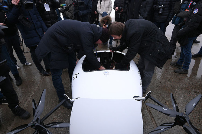 Подготовка к тестовому полету прототипа электролета в рамках презентации лаборатории городских полетов, 7 декабря 2018 года