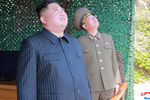 Лидер КНДР Ким Чен Ын наблюдает за запуском ракет малой дальности, май 2019 года