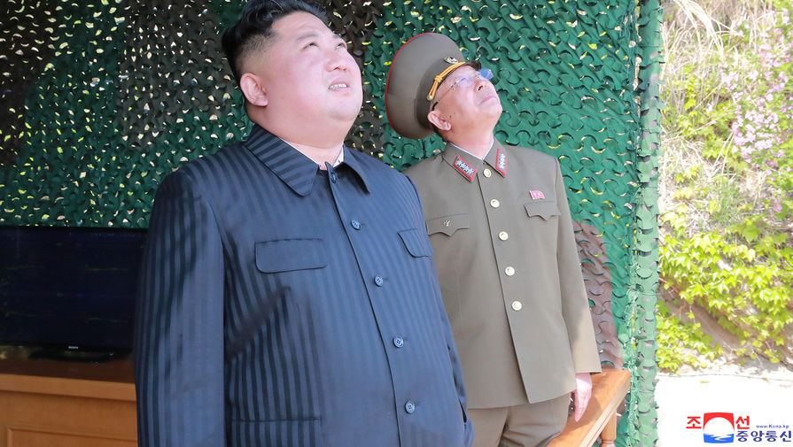 Лидер КНДР Ким Чен Ын наблюдает за&nbsp;запуском ракет малой дальности, май 2019 года
