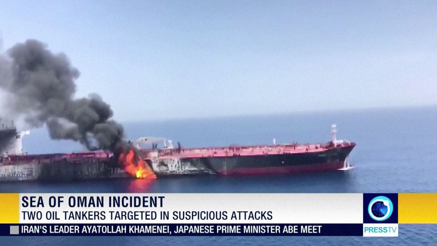 Горящий танкер в Оманском заливе, 13 июня 2019 года. Кадр из видео