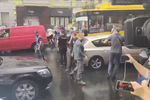Кадр из видео с нападением на автомобиль экс-президента Украины Петра Порошенко около здания Государственного бюро расследований в Киеве, 25 июля 2019 года