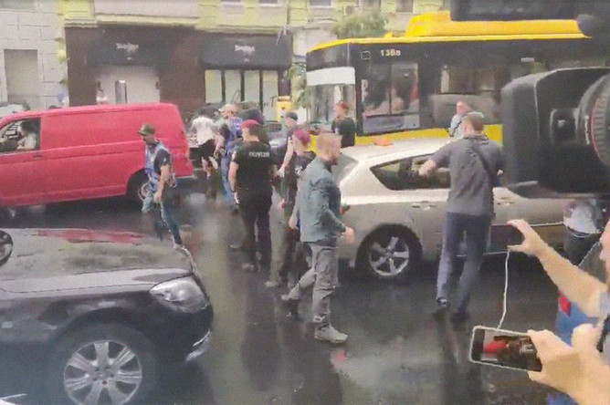 Кадр из видео с нападением на автомобиль экс-президента Украины Петра Порошенко около здания Государственного бюро расследований в Киеве, 25 июля 2019 года