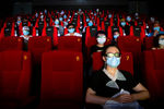 Жители Пекина в одном из кинотеатров города, 24 июля 2020 года