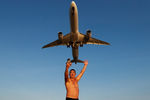Турист из России делает селфи на пляже Май Као во время вылета самолета из международного аэропорта Пхукета, Таиланд, 17 января 2022 года