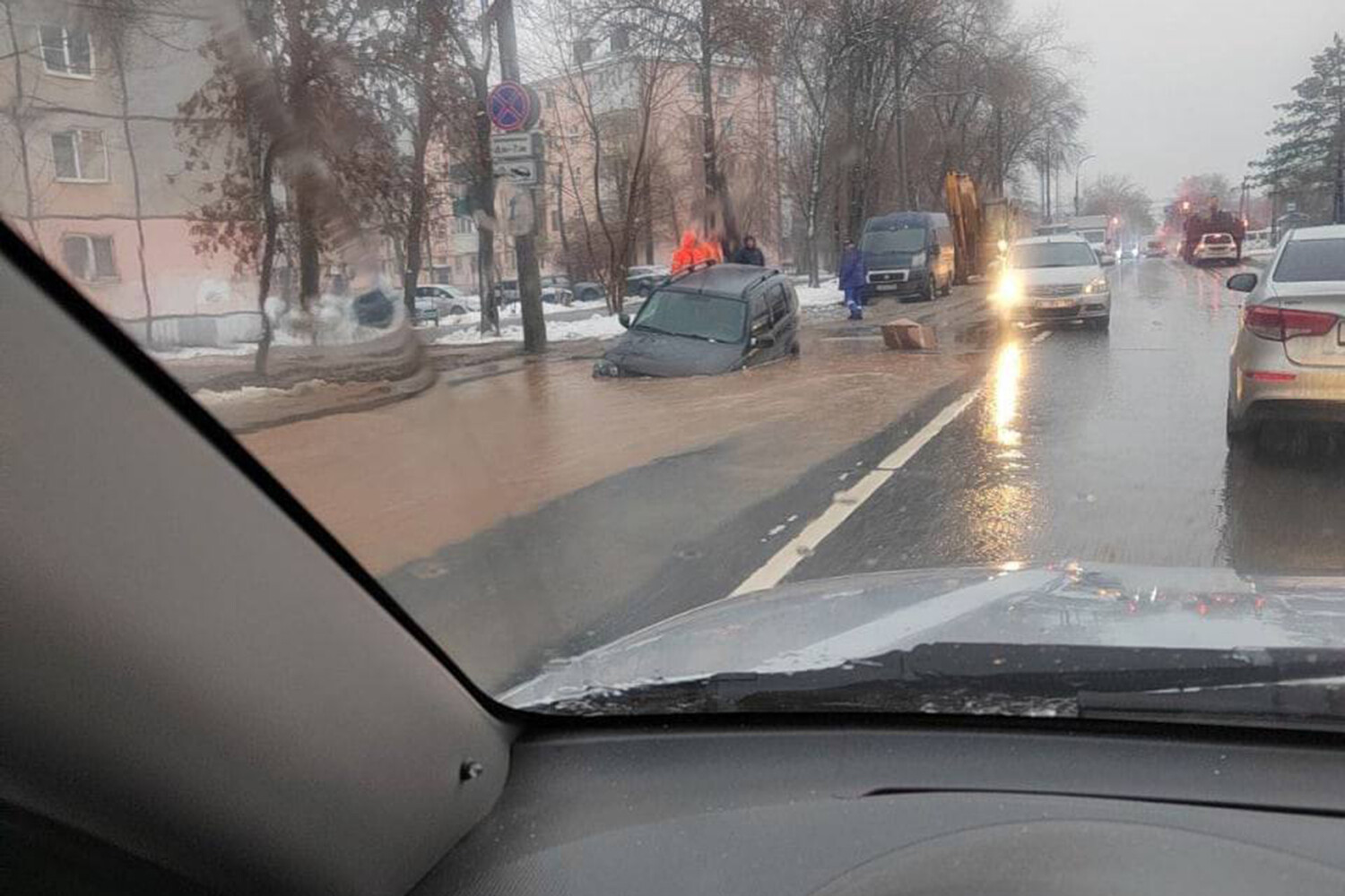 Внедорожник провалился в яму на дороге в Самаре - Газета.Ru | Новости