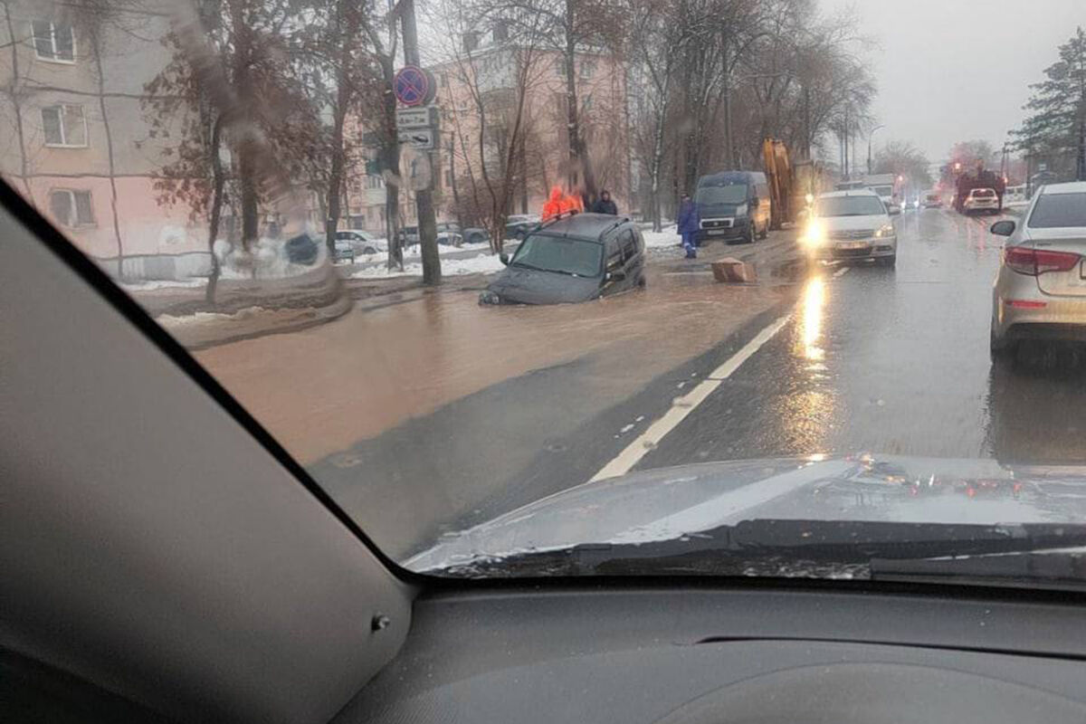 23 ноября самара. Самара машина провалилась. Лужа на дороге. Гололед на дороге. Машина провалилась в асфальт.