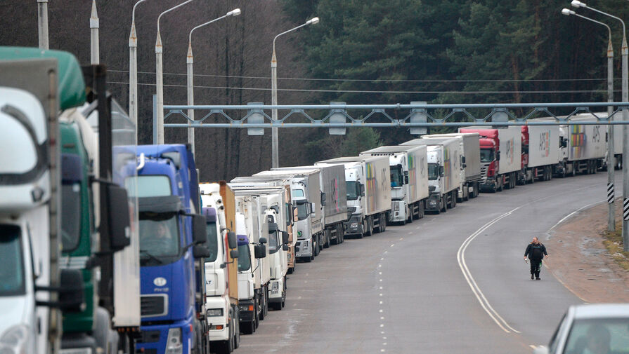 На границе Польши с Украиной и Белоруссией образовалась 45-часовая очередь из грузовиков