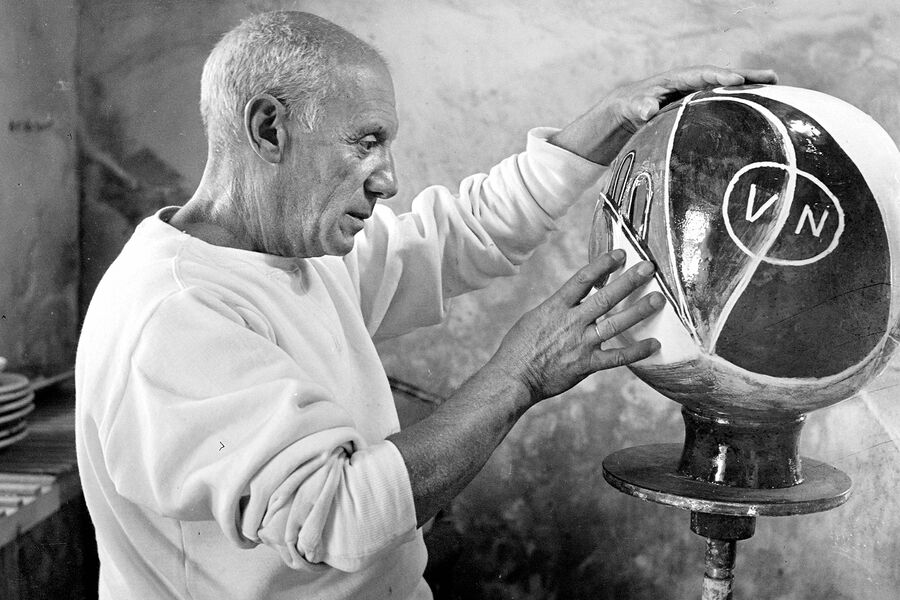 Пабло Пикассо в&nbsp;своей мастерской в&nbsp;Валлорисе, 1940&nbsp;год