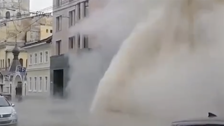 В центре Петербурга из-за прорыва трубы из асфальта забил фонтан с кипятком