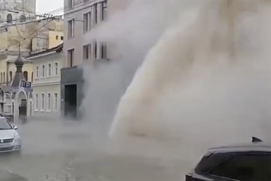 Кипяток в трубах. Прорыв трубы. Прорвало трубу с горячей водой. Питер прорыв труб.