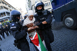Полицейские задерживают участницу протеста в поддержку Палестины во Франкфурте, Германия, 14 октября 2023 года