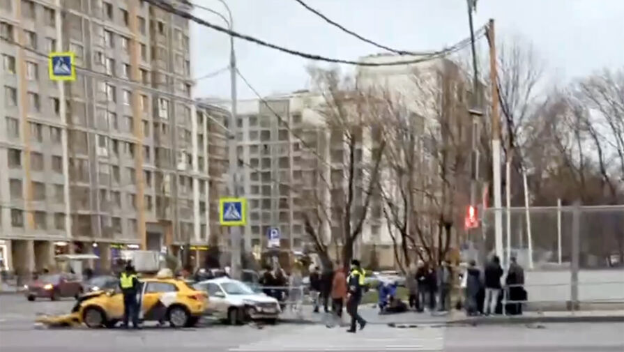 В Москве Lada отбросило на пешеходов после столкновения с такси