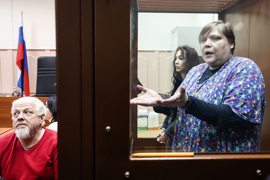 Журналистка Александра Баязитова (на первом плане), ее адвокат Игорь Михеев и медиатехнолог Ольга Архарова (на втором плане) в здании Басманного суда, 27 ноября 2023 года 