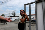 Испуганная женщина возле полицейского участка на фоне продолжающейся волны насилия в Гуаякиле, Эквадор, 12 января 2024 года