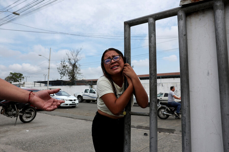Испуганная женщина возле полицейского участка на&nbsp;фоне продолжающейся волны насилия в&nbsp;Гуаякиле, Эквадор, 12&nbsp;января 2024&nbsp;года