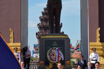 Премьер-министр РФ Дмитрий Медведев (в центре) во время церемонии возложения венка к монументу Независимости и памятнику бывшему королю Камбоджи Нородому Сиануку
