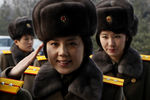 Девушки имеют военные чины и на публике в основном появляются в униформе со знаками отличия 