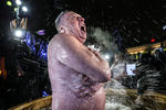 Лидер ЛДПР Владимир Жириновский во время купания в купели в праздник Крещения на площади Революции в Москве