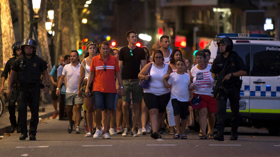 Эвакуация после наезда фургона на&nbsp;пешеходов в&nbsp;центре Барселоны, 17&nbsp;августа 2017&nbsp;года