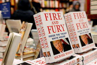 Книга Майкла Вольфа «Огонь и ярость: внутри администрации Дональда Трампа» в книжном магазине в Нью-Йорке, 5 января 2017 года