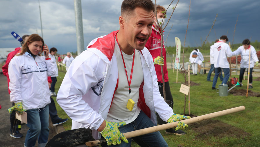 Алексей Немов во время посадки деревьев в рамках фестиваля «Черешневый лес», 2021 год