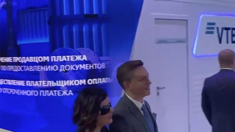 Приехала посмотреть стенды: Собчак пошутила над посетившей ПМЭФ Гурцкой