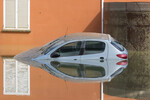 Затопленный в результате наводнения автомобиль в регионе Эмилия-Романья на севере Италии, май 2023 года