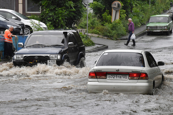 Подтопленная улица во время дождя во Владивостоке, 25&nbsp;августа 2023&nbsp;года