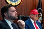 Президент США Дональд Трамп с вице-президентом Дж. Д. Вэнсом в Ситуационной комнате Белого дома во время авиаударов по Ирану, Вашингтон, 22 июня 2025 года