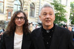 <b>Олег Меньшиков и Анастасия Чернова (разница в возрасте 23 года)</b>
<br><br>
Когда в начале 2005-го стало известно, что Олег Меньшиков тайно женился, это стало почти сенсацией. Оказалось, что он уже два года встречался со студенткой ГИТИСа, с которой познакомился на концерте, а церемония бракосочетания состоялась еще летом 2004-го — совсем без огласки. Актеру было тогда 44 года, его избраннице — 21. Журналистам удалось узнать, что Анастасия — родом из небольшого северного городка, выросла в многодетной семье. А еще — что она редко выходит из дома, хорошо готовит и пока нигде не снималась.
<br>
Актерской карьеры выпускница ГИТИСа не сделала: журналистам она говорила, что не хочет пользоваться авторитетом мужа ради ролей, и в итоге полностью посвятила себя семейной жизни. В 2020-м Олег Меньшиков тяжело заболел, пережил кому, но диагноз никому не известен: слухи об онкологическом заболевании он опровергает. Восстановившись, Меньшиков стал чаще мелькать в светской хронике вместе с женой: этим летом артист выложил в соцсети совместные фотографии, сделанные на отдыхе в Италии.