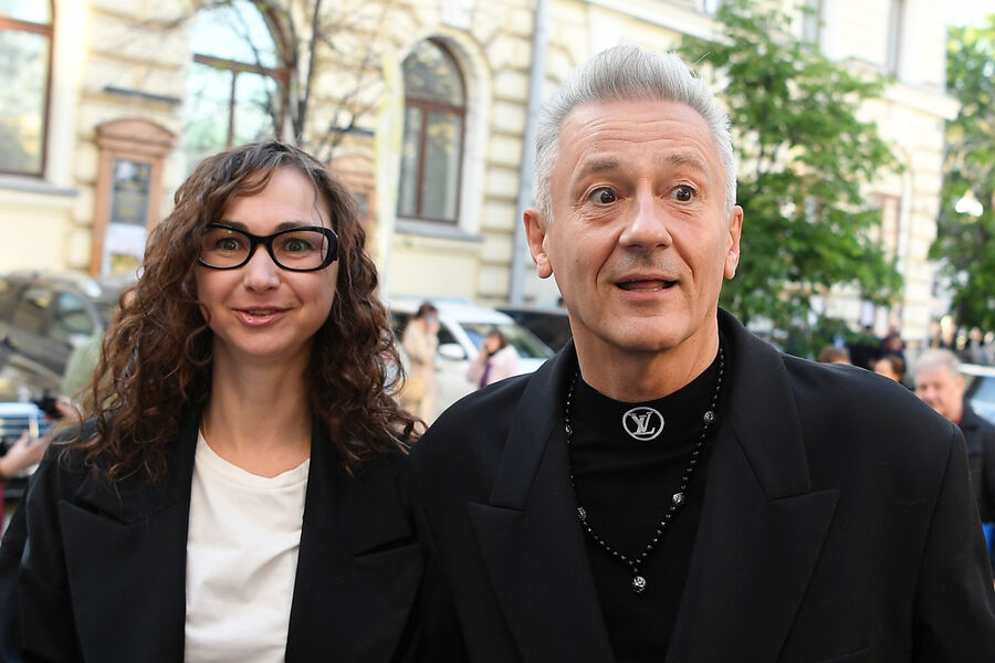 <b>Олег Меньшиков и Анастасия Чернова (разница в возрасте 23 года)</b>
<br><br>
Когда в начале 2005-го стало известно, что Олег Меньшиков тайно женился, это стало почти сенсацией. Оказалось, что он уже два года встречался со студенткой ГИТИСа, с которой познакомился на концерте, а церемония бракосочетания состоялась еще летом 2004-го — совсем без огласки. Актеру было тогда 44 года, его избраннице — 21. Журналистам удалось узнать, что Анастасия — родом из небольшого северного городка, выросла в многодетной семье. А еще — что она редко выходит из дома, хорошо готовит и пока нигде не снималась.
<br>
Актерской карьеры выпускница ГИТИСа не сделала: журналистам она говорила, что не хочет пользоваться авторитетом мужа ради ролей, и в итоге полностью посвятила себя семейной жизни. В 2020-м Олег Меньшиков тяжело заболел, пережил кому, но диагноз никому не известен: слухи об онкологическом заболевании он опровергает. Восстановившись, Меньшиков стал чаще мелькать в светской хронике вместе с женой: этим летом артист выложил в соцсети совместные фотографии, сделанные на отдыхе в Италии.