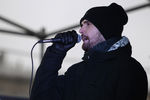 Музыкант Noize MC (признан в РФ иностранным агентом) (Иван Алексеев (признан в РФ иностранным агентом)) выступает на митинге «За честные выборы» на Болотной площади