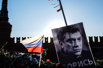 Мемориал на месте убийства Бориса Немцова на Большом Москворецком мосту в центре Москвы, 11 марта 2015 года
