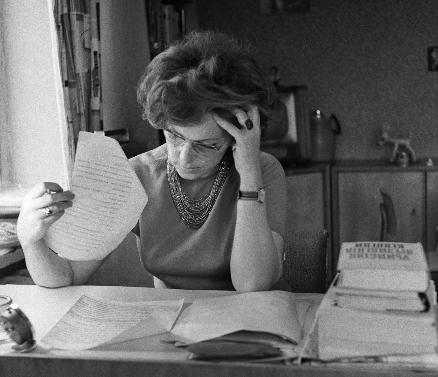 Телеведущая Валентина Леонтьева готовится к очередной передаче, 1969 год