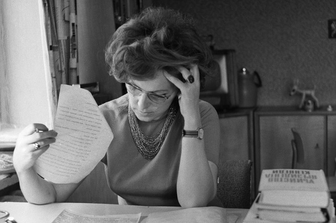 Телеведущая Валентина Леонтьева готовится к очередной передаче, 1969 год