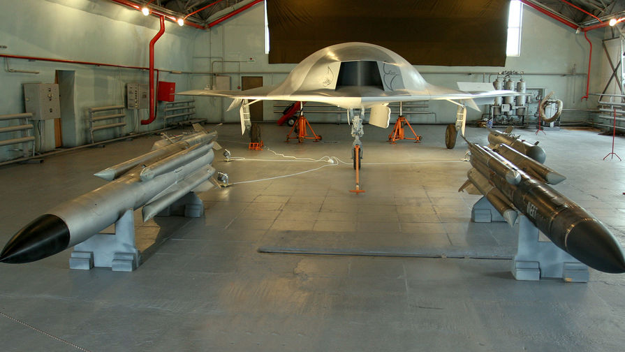 Полноразмерный макет боевого беспилотного летательного аппарата «Скат» (на заднем плане)